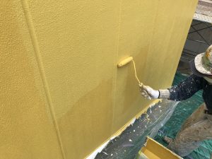 本日、新築工事老人ホームにてパラペット中塗り上塗り及び屋上パラペット内側養生及び壁フィーラー塗装を行いました^ – ^