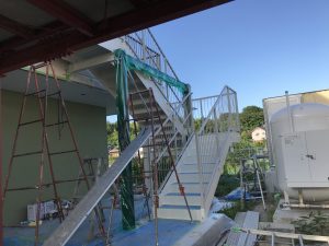 本日、新築工事老人ホームにて外部階段二基色分け塗装及び軒天パテ処理を行いました^ – ^