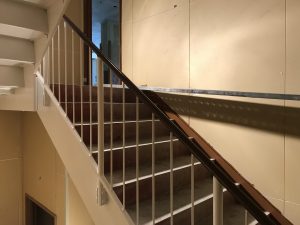 本日、新築工事老人ホームにて、内部階段上塗り塗装を行いました(๑˃̵ᴗ˂̵)