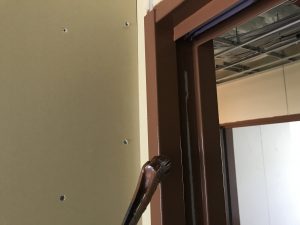 本日、新築工事老人ホームにて内部二階スチール枠上塗り及び木部カーテンボックス木枠クリアー仕上げ塗装を行いました^ – ^