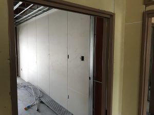 本日、新築工事老人ホームにて内部一階スチール枠上塗り塗装及び木部カーテンボックス木枠クリアー仕上げ塗装を行いました^ – ^